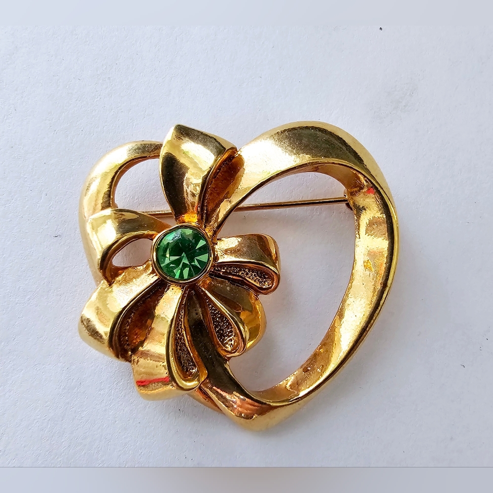 Avon Signed Open Goldtone HEART with Ribbon & Green Rhinestone Pin Brooch perido